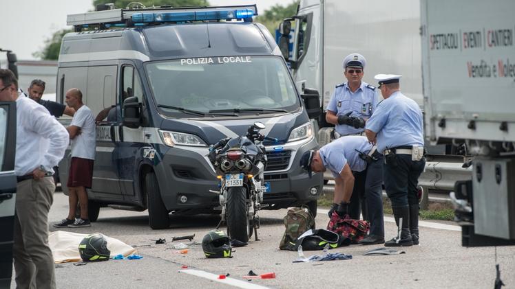 La moto
di Nicolò Baio
deceduto
sul colpo dopo
aver tamponato
un autocarro
fermo in coda
in tangenziale
a Verona 
Sopravvissuta 
per miracolo
la fidanzata 