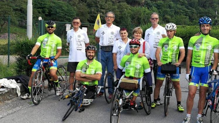 Il team della Polisportiva disabili Valcamonica ieri alla partenza da Capo di Ponte