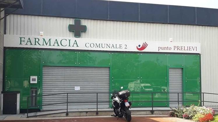 Le saracinesche abbassate della seconda farmacia comunale di Montichiari: per ora non può aprire