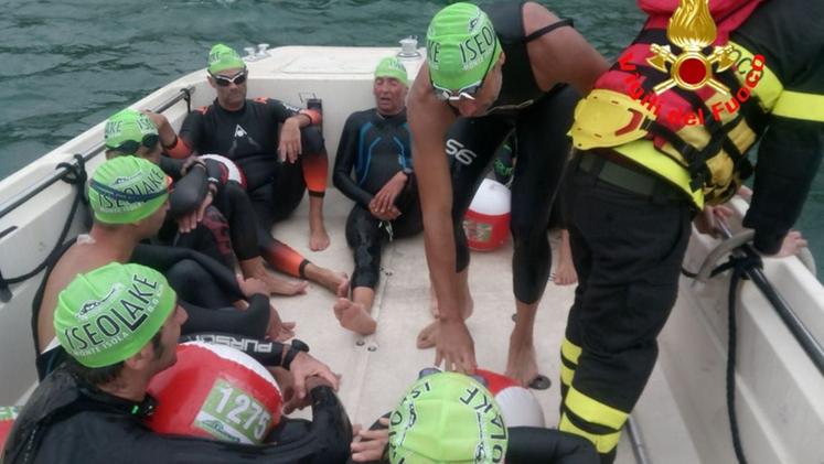 Alcuni degli atleti tratti in salvo dall’imbarcazione dei Vigili del fuoco