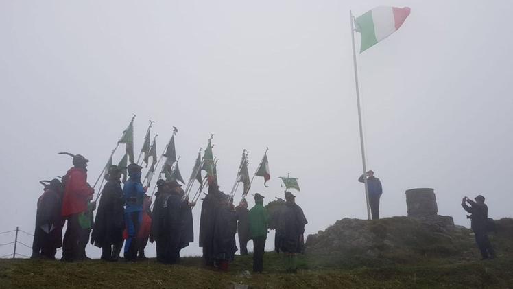 L’emozionante alza bandiera sul monte più amato dai bresciani