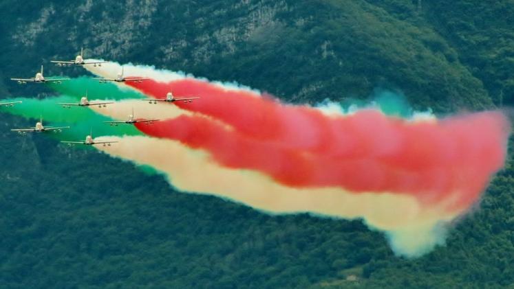 Una spettacolare immagine delle Frecce Tricolori sul Sebino  FOTO ENZO RINALDI