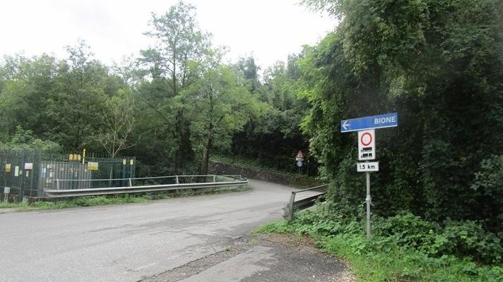 La strada all’uscita di Malpaga in direzione di NozzaLa strada che congiunge il capoluogo Casto al vicino Bione