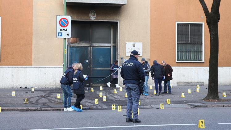 I rilievi della Polizia in via Vittorio Veneto dopo l’esplosione davanti alla sede della Polgai FOTOLIVE