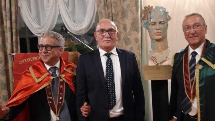 Franceschino Risatti, al centro ritira il premio «Palladio gardesano»