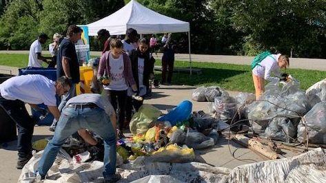 Un gruppo di studenti del Primo Levi impegnati nella giornata Volontari e rifiuti recuperati a Sarezzo col World cleanup day 