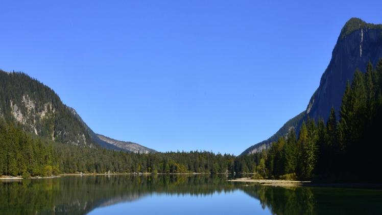 Il lago e le sue montagne 