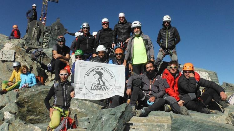 Il Gruppo Alpinisti Lodrino durante un’escursione sul Monviso