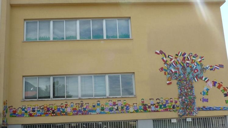 L’esterno in plastica riciclata della scuola elementare di Artogne