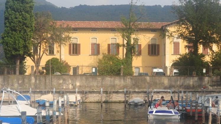 L’ospedale di Iseo: Psichiatria è affacciata direttamente sul lago