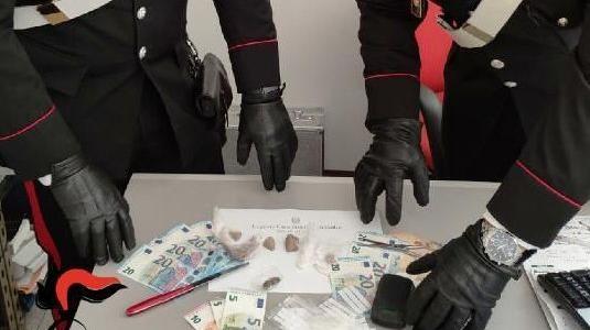 Lo stupefacente e i contanti messi sotto sequestro dai carabinieri