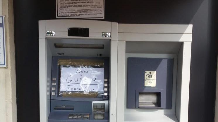 L’ingresso dell’agenzia della Banca di Credito Cooperativo di Brescia nel cuore del paese Il bancomat è stato messo fuori uso dal tentativo di furto 