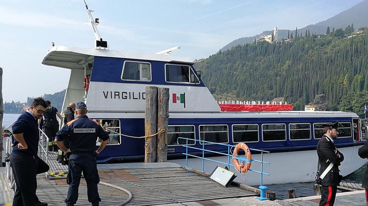 La barca è stata ispezionata da carabinieri e Vigili del fuoco Il denso fumo che ha avvolto il catamarano «Virgilio» a Maderno  