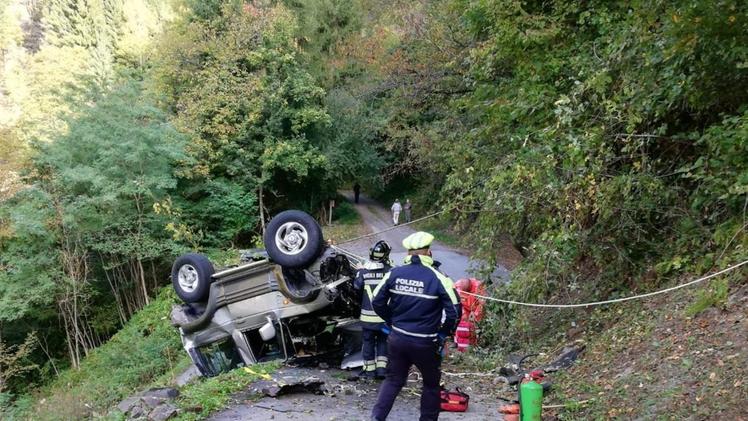 I soccorsi prestati al cacciatore di 54 anni  ferito ieri mattina  La Hyundai Galloper letteralmente  distrutta nello schianto 
Il fuoristrada è precipitato da un’altezza di oltre  dieci metri 