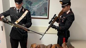 I carabinieri mostrano le armi sequestrate a titolo precauzionale 