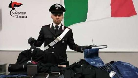 Una parte dei vestiti sequestrati nell’operazione dei carabinieri