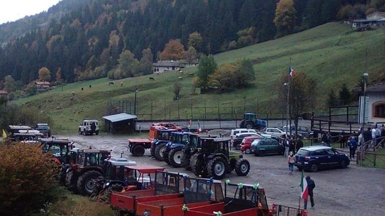 I mezzi agricoli sono confluiti ai piedi della Val Palot Il «Tractor Day» ha voluto esaltare l’orgoglio degli agricoltori 