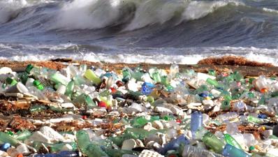 Spiaggia colma di rifiuti in plastica