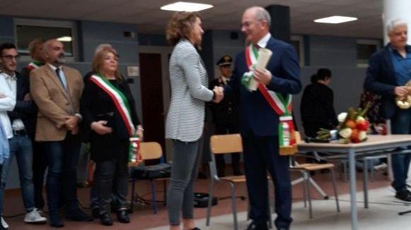 L’azzurra Cristiana Girelli e la stretta di mano con il sindaco Agnelli