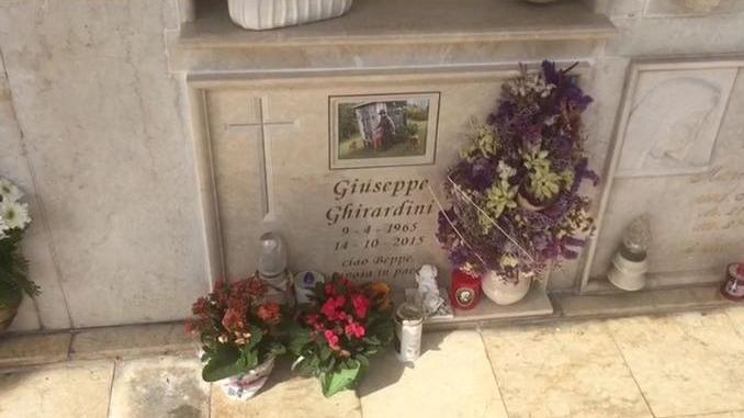 La tomba di Giuseppe Ghirardini trovato morto il 14 ottobre 2015