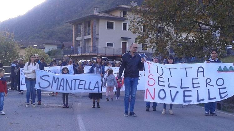 I manifestanti davanti alla centrale di SelleroLa partenza del corteo dal municipio