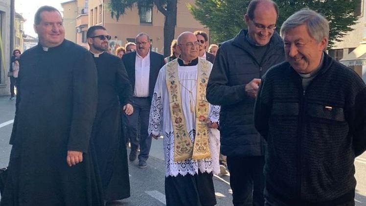 Il neo parroco di Darfo, Montecchio e Fucine insieme ai colleghi