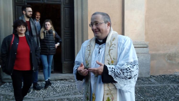 Don Guido Menolfi durante la sua prima giornata pastorale a Esine