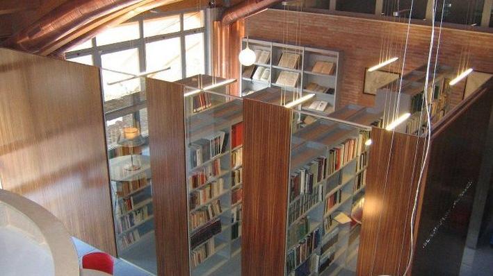 L’interno della biblioteca comunale di Concesio