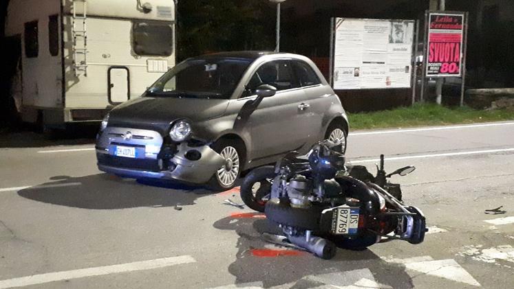 La scena dello scontro di ieri sera fra uno «scooterone» e la Fiat 500