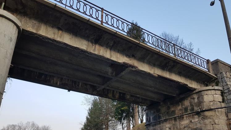 L’unico ponte di Idro che scavalca il Chiese e ha bisogno di restauri urgentiUn particolare della struttura deteriorata del manufatto