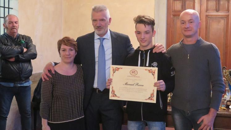 Manuel Rocca è stato premiato dal sindaco Tiziano Belotti 