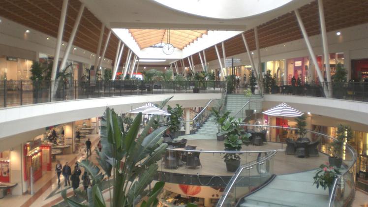 La galleria su cui si affacciano i negozi del centro commerciale