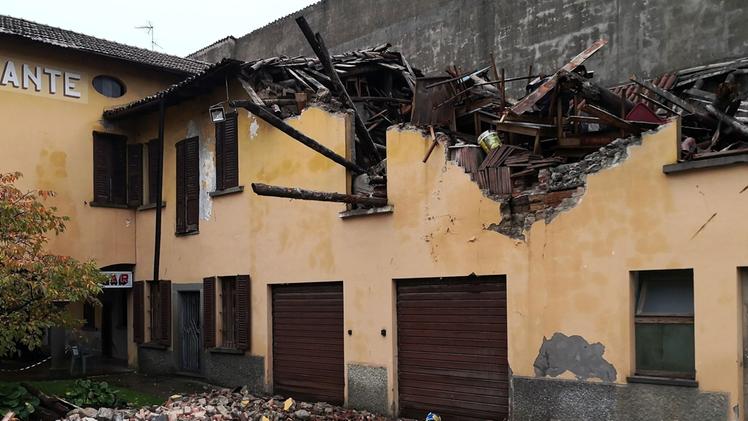 Un’ala dell’albergo ristorante Aquila è crollata lunedì notte: al mattino l’edificio era come bombardato