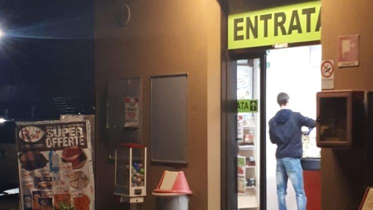 L’ingresso del supermercato «Peroni» di Manerbio rapinato martedì