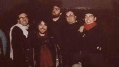 Stefano Mori e il gruppo di amici trent’anni fa in trasferta a Berlino