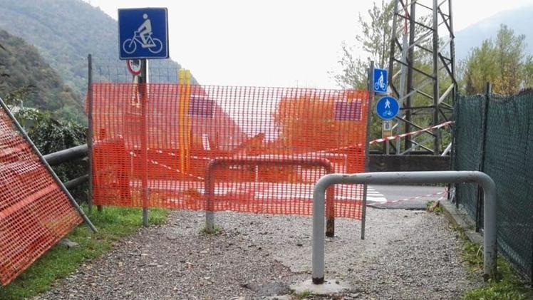 Sarezzo: il tratto di pista ciclabile crollato nel MellaLe reti collocate dal Comune per bloccare l’accesso