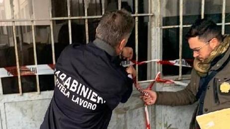 Uno scorcio del laboratorio tessile sequestrato a CalcinatoL’apposizione dei sigilli da parte dei carabinieri