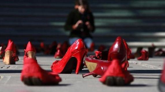 Le scarpe rosse, simbolo della lotta alla violenza contro le donne