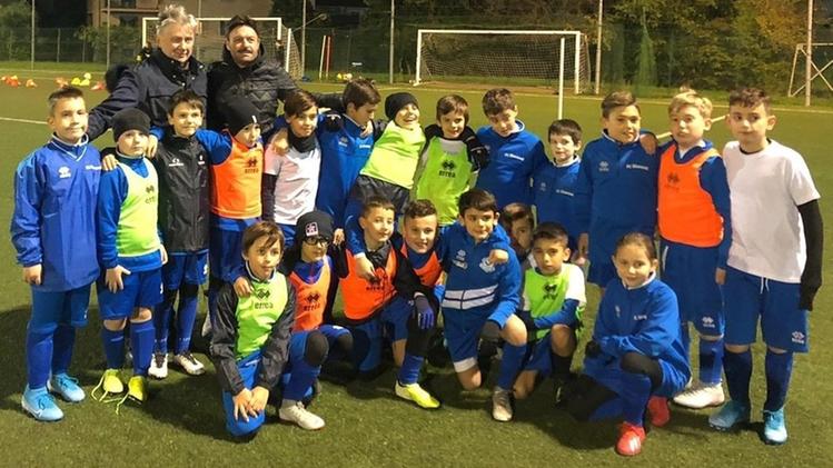 Salvatore «Totò» Schillaci insieme ai bambini dello Sporting Desenzano