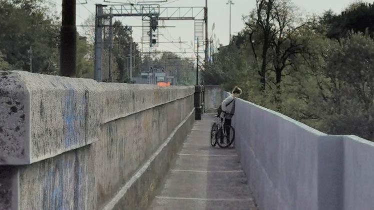 La passerella ciclopedonale lungo la ferrovia: l’illuminazione arriverà