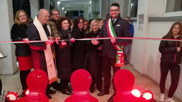 L’inaugurazione della nuova panchina rossa di Lumezzane destinata a piazza Portegaia