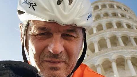 L’albergatore  di Gargnano ha percorso in bicicletta  5.436 chilometri in trentuno giorni Una sosta in riva al mare La fotografia ricordo  più romantica   davanti all’Arena di Verona Fulvio Bendinoni a Pisa 