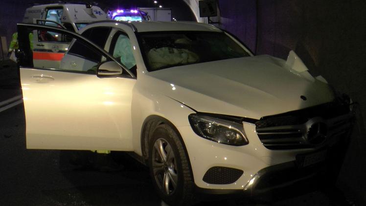 Il suv Mercedes su cui viaggiava la coppia di coniugi della Sacca di Esine rimasta ferita nello schianto