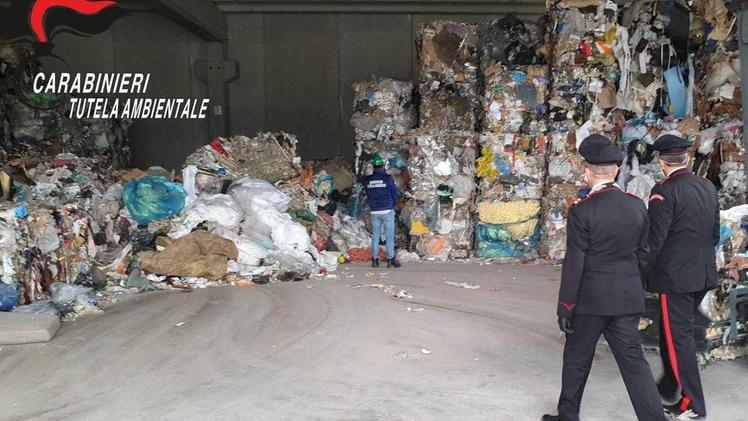 Interi magazzini utilizzati come «discariche» illegali di rifiuti 
