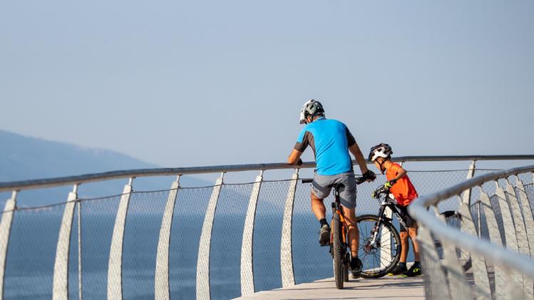 I percorsi ciclabili sono diventati il valore aggiunto dell’alto Garda La ciclovia a strapiombo sul lago di Limone è un’attrazione mondiale