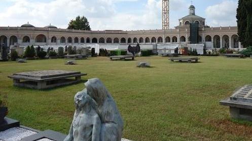 Il cimitero monumentale a Chiari: incidente durante l’estumulazione