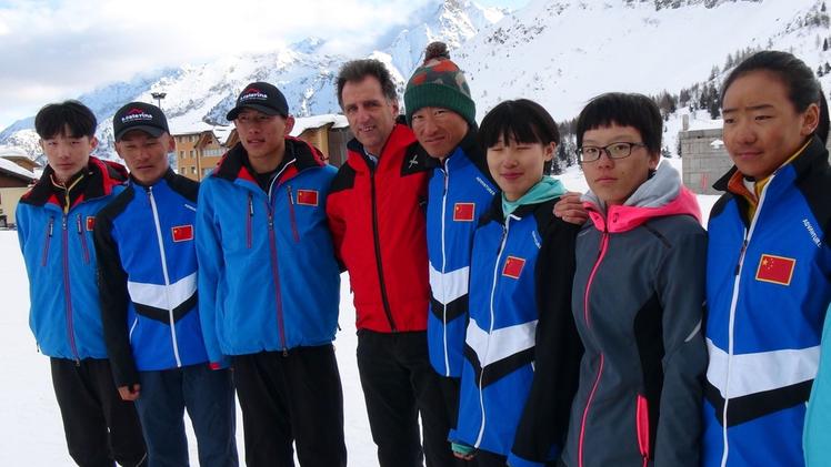 Atleti e tecnici della nazionale cinese di scialpinismo giovanile