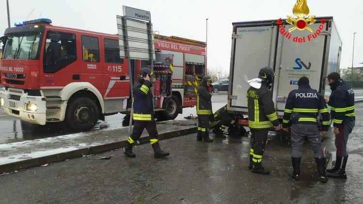 I Vigili del fuoco hanno estratto la ferita dalla scocca del furgone 