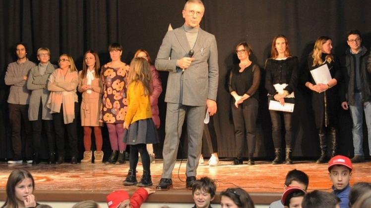 Il presidente  Vittorino Lanza  attorniato dai ragazzi premiati