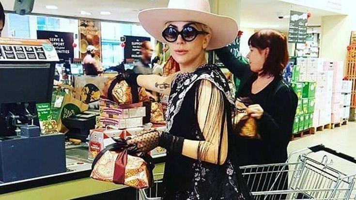 Lady Gaga mentre acquista un panettone Bazzoli a Londra